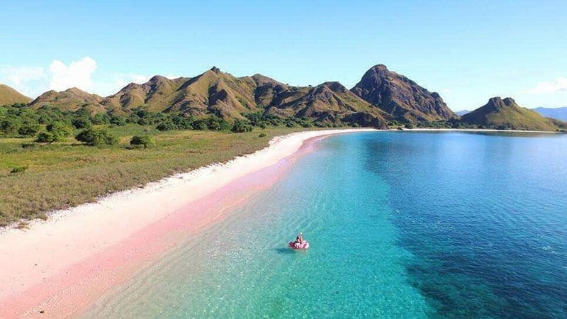 Pantai dengan Pasir Berwarna Unik